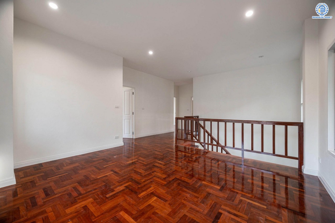 บ้านมือสองตกแต่งใหม่ โครงการ ศุภวรรณ5 บางแค ดีไซน์หรูหรา เนื้อที่กว้าง 60.6 ตร.ว. ฟังก์ชัน 3 ห้องนอน 3 ห้องน้ำ 1 ห้องแม่บ้าน 2 ที่จอดรถ ฟังก์ชันครบตอบทุกไลฟ์สไตล์ บนทำเลศักยภาพ เชื่อมต่อถนนกาญจนาภิเษก ใกล้เดอะมอลล์บางแค ใกล้รถไฟฟ้าสายสีน้ำเงิน "สถานีหลักสอง" และจุดขึ้นทางด่วน "กาญจนาภิเษก"